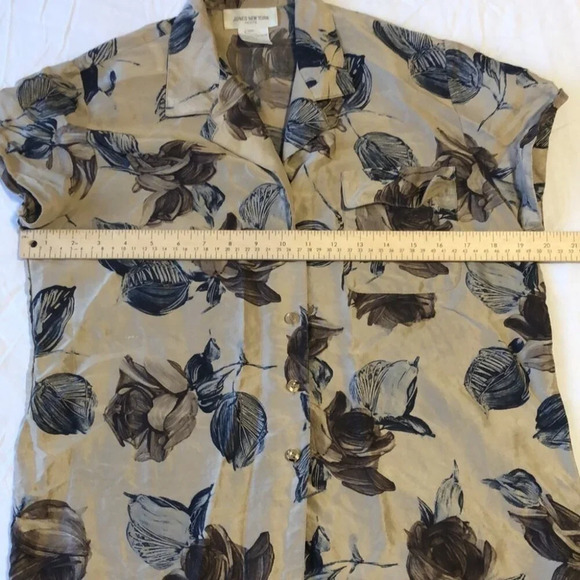 Jones New York raw silk beige floral button  down short sleeve blouse size 8P - Picture 6 of 9